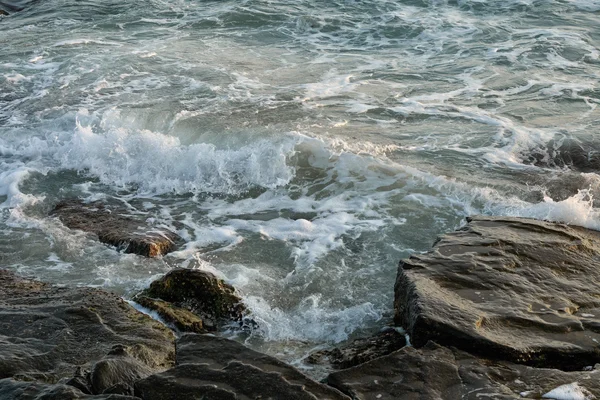 Sea waves beating against the rocks. — Stock Photo, Image