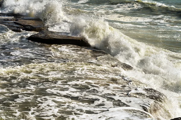 Zee golven tegen de rotsen te verslaan. — Stockfoto