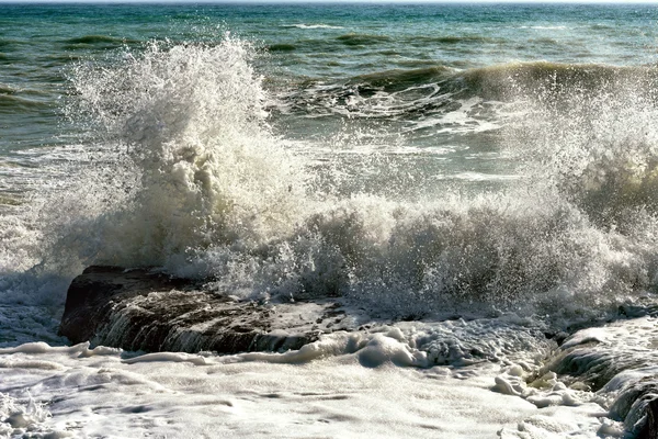 Sea waves beating against the rocks. — Stock Photo, Image