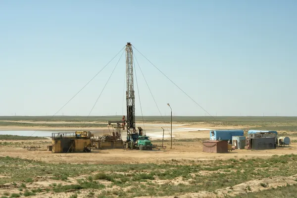 Çölde sondaj.