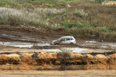 sıkışmış binek otomobil.