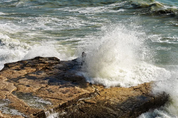 Wellen brechen auf den Felsen. — Stockfoto