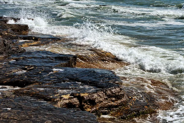 Волны разбиваются о скалы . — стоковое фото