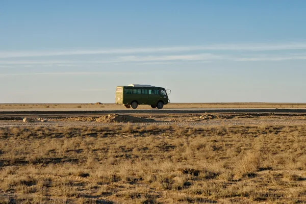 Autobus na pustyni. — Zdjęcie stockowe