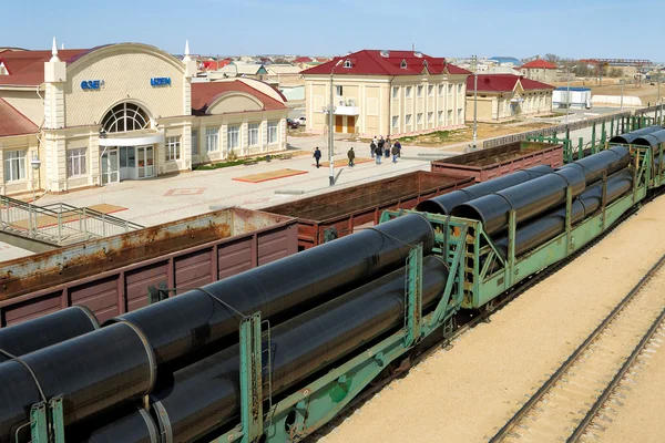 Railway platform laden pipes. — Stock Photo, Image