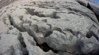 Hazar Denizi 'nin Rocky kıyısında. Mangistau bölgesi. Kazakistan. 10 Haziran. 2021 yıl.