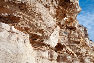 Hazar Denizi kıyısındaki kayalar.