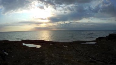 Hazar Denizi 'nin Rocky kıyısında. Mangistau bölgesi. Kazakistan. 10 Haziran. 2021 yıl.