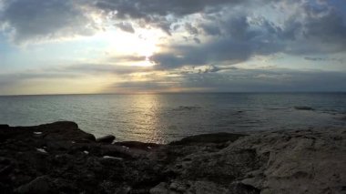 Hazar Denizi 'nin Rocky kıyısında. Mangistau bölgesi. Kazakistan. 10 Haziran. 2021 yıl.