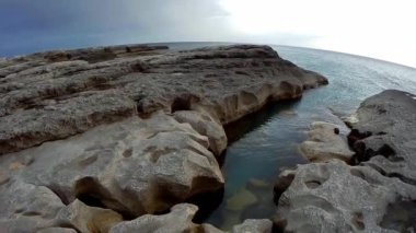 Hazar Denizi 'nin Rocky kıyısında. Mangistau bölgesi. Kazakistan. 10 Haziran. 2021 yıl.