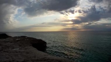 Hazar Denizi 'nin Rocky kıyısında. Mangistau bölgesi. Kazakistan. 10 Haziran. 2021 yıl.