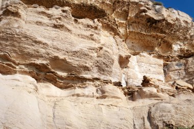 Yüzey kumlu kayası. Hazar Denizi 'nin kayalık kıyısı.