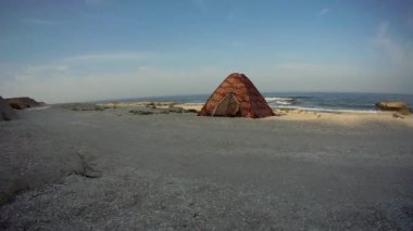 Hazar Denizi kıyısında çadır. Mangistau bölgesi. Kazakistan. 10 Haziran. 2021 yıl.