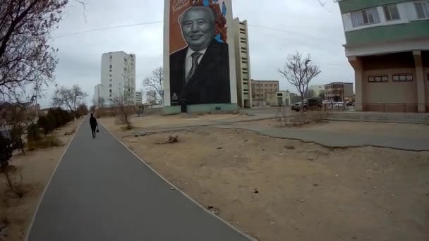 Wandeling Rond Stad Aktau Groot Portret Muur Van Het Huis — Stockvideo