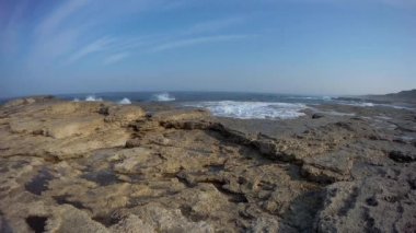 Hazar Denizi 'nin Rocky kıyısında. Kazakistan. Mangistau bölgesi. 15 Temmuz 2020.