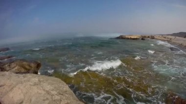 Hazar Denizi 'nin Rocky kıyısında. Kazakistan. Mangistau bölgesi. 15 Temmuz 2020.