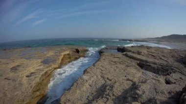 Hazar Denizi 'nin Rocky kıyısında. Kazakistan. Mangistau bölgesi. 15 Temmuz 2020.