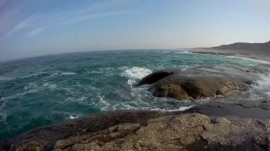 Hazar Denizi 'nin Rocky kıyısında. Kazakistan. Mangistau bölgesi. 15 Temmuz 2020.