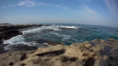 Hazar Denizi 'nin Rocky kıyısında. Kazakistan. Mangistau bölgesi. 15 Temmuz 2020.