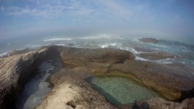 Hazar Denizi 'nin Rocky kıyısında. Kazakistan. Mangistau bölgesi. 15 Temmuz 2020.