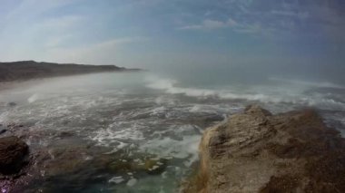 Hazar Denizi 'nin Rocky kıyısında. Kazakistan. Mangistau bölgesi. 15 Temmuz 2020.