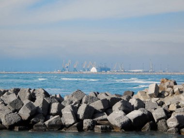 Deniz suyunun tuzdan arındırılması için su girişi kanalı. Kazakistan. Mangistau bölgesi. Aktau. 04 Şubat. 2020 yıl..