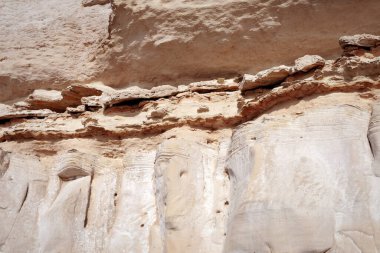 Yüzey kumlu kayası. Hazar Denizi 'nin kayalık kıyısı.
