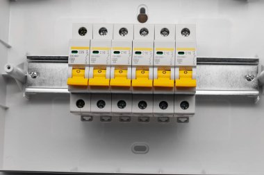 Gürültülü raylarda koruyucu elektrikli aletler.