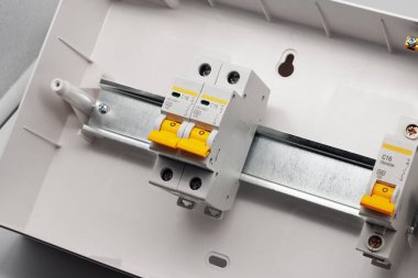 Gürültülü raylarda koruyucu elektrikli aletler.