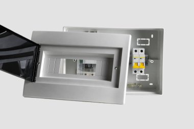 Plastik dağıtım panosu. Elektrik panosu. Yakın plan. Açık gri arkaplanda izole.