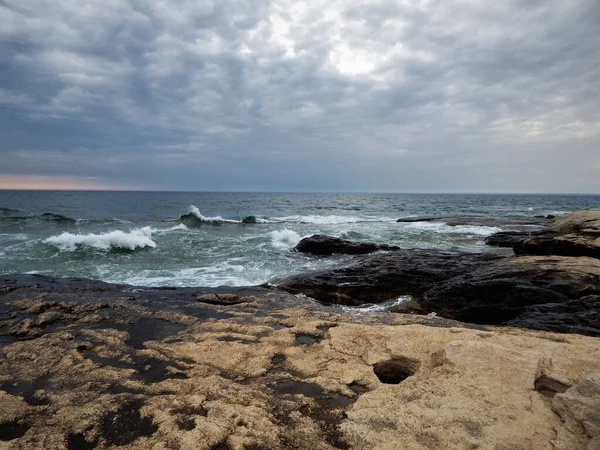 Hazar Denizi 'nin sert kıyıları. Kazakistan. Mangistau bölgesi. 15 Temmuz 2020.