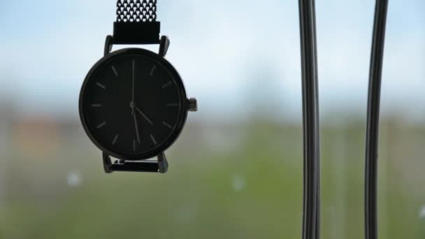 Élégante Montre Bracelet Gros Plan Sur Fond Flou — Video