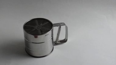 Un için elek. Beyaz arkaplanda yakın plan.