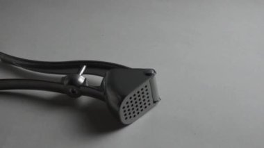 Sarımsak için ezici. Beyaz arkaplanda yakın plan.