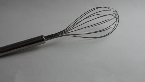 Whisk Para Chicotear Close Fundo Branco — Vídeo de Stock