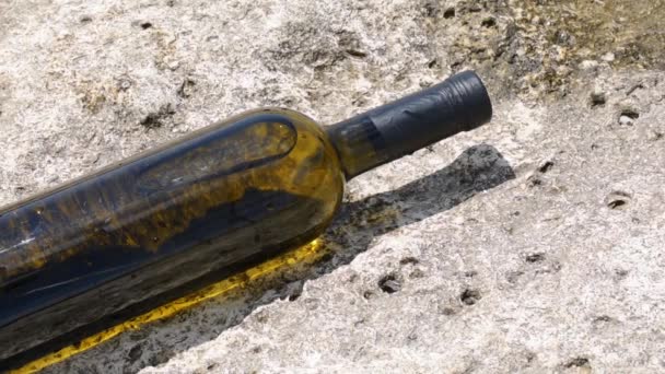 Bottle Wine Rocky Seashore Caspian Sea June 2022 Year — Αρχείο Βίντεο