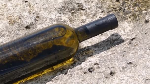 Bottle Wine Rocky Seashore Caspian Sea June 2022 Year — Αρχείο Βίντεο