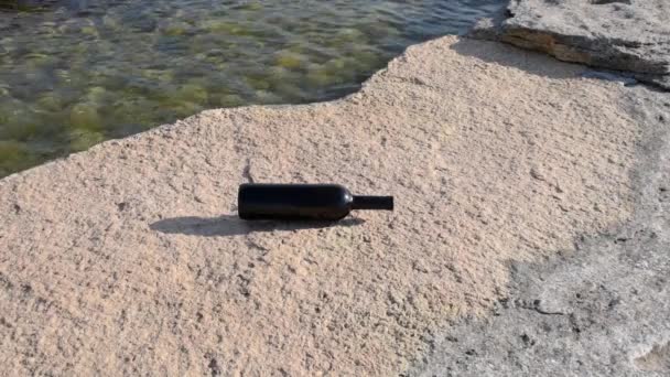 Bottle Wine Rocky Seashore Caspian Sea June 2022 Year — Vídeos de Stock