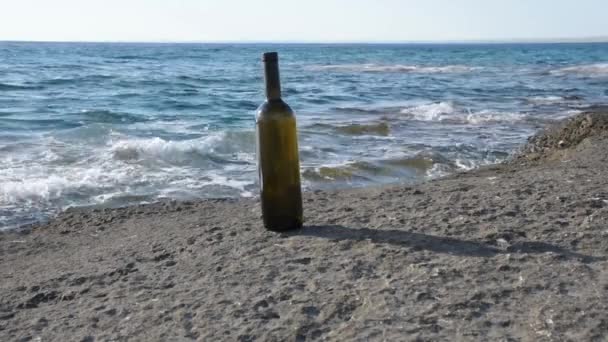 Bottle Wine Rocky Seashore Caspian Sea June 2022 Year — ストック動画