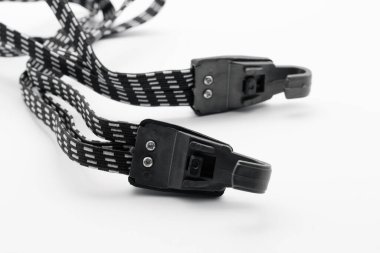 Kancalı bavullar. Yakın plan. Beyaz arkaplanda.