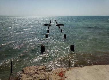 Eski beton iskele Hazar Denizi. Kazakistan. Mangistau bölgesi. Aktau şehri. 29 Mart 2020.