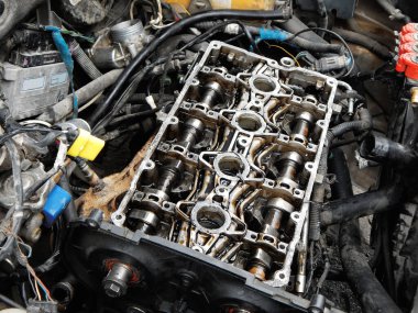 İçten yanmalı motorun şaftı. Motor tamiri.
