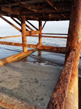 Eski iskelenin paslı sütunları. Mangistau bölgesi. 09 Mayıs 2019.