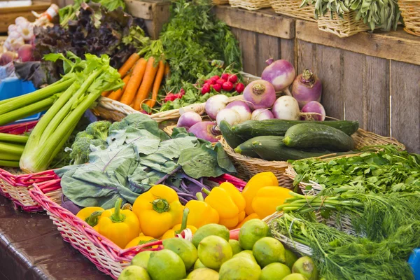 Produtos hortícolas num mercado — Fotografia de Stock