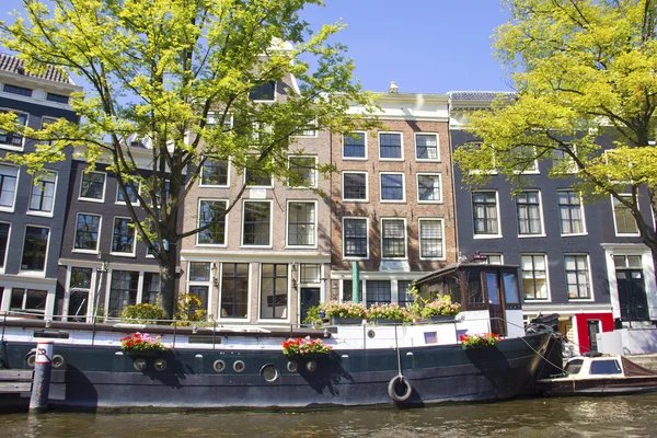 Лодка в Амстердаме — стоковое фото