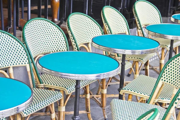 Mesas redondas en un café en París — Foto de Stock