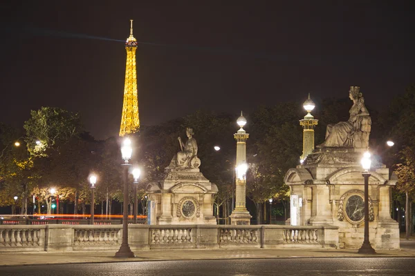 Place de la concorde bei Nacht mit dem Eiffelturm — Stockfoto