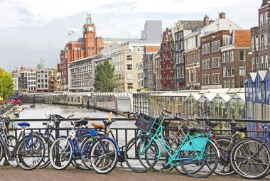 Amsterdam kanal ve Bisiklet