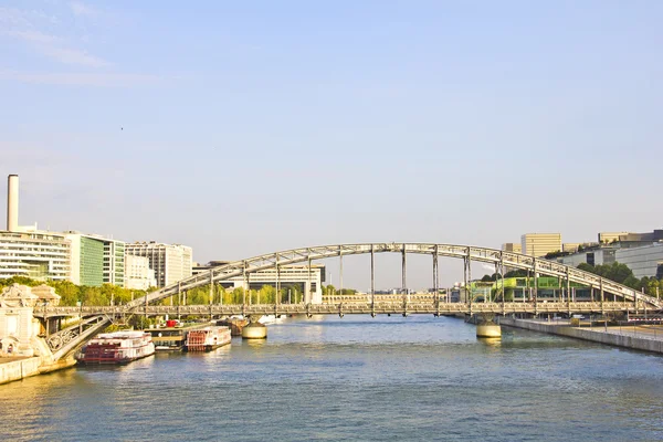 Austerlitz-Brücke und moderne Gebäude in Paris, Frankreich — Stockfoto