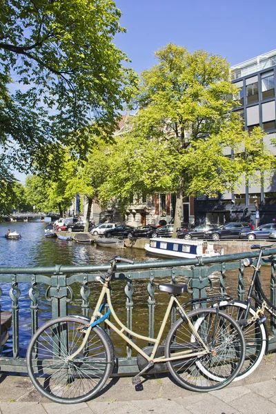 Амстердам канал и велосипед — стоковое фото
